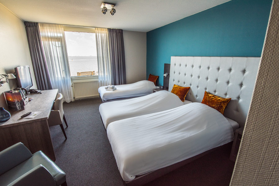 Hotel Lands End Den Helder - Driepersoons kamer met zeezicht